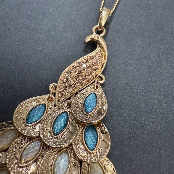 NWT Gold-Tone Peacock Pendant Necklace With Blue & White Accents On Delicate Cha - Picture 4 of 7
